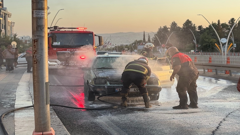 Şanlıurfa'da seyir halindeki araç alev aldı