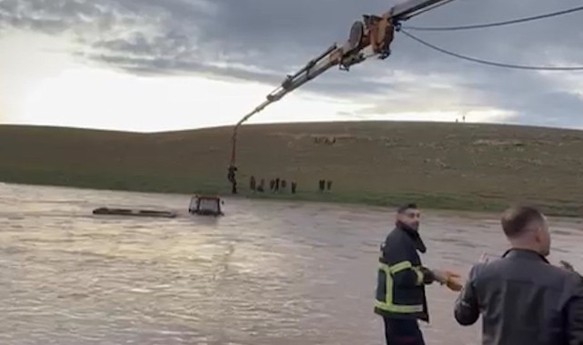 Şanlıurfa’da derede mahsur kalan sürücü ile çamura saplanan inek kurtarıldı