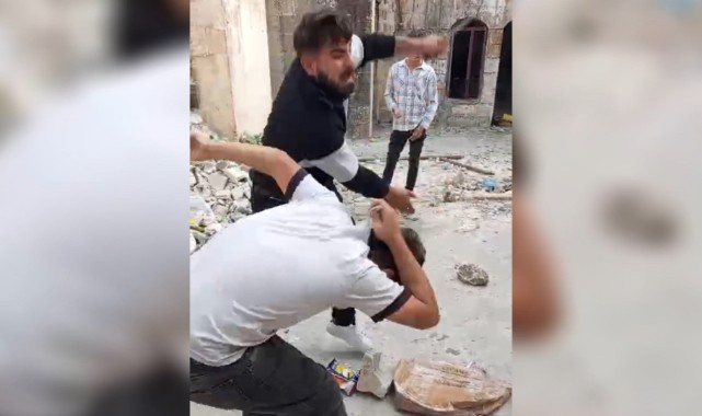 Şanlıurfa’da metruk evde 1 kişi, 4 kişiye saldırdı: O anlar kamerada
