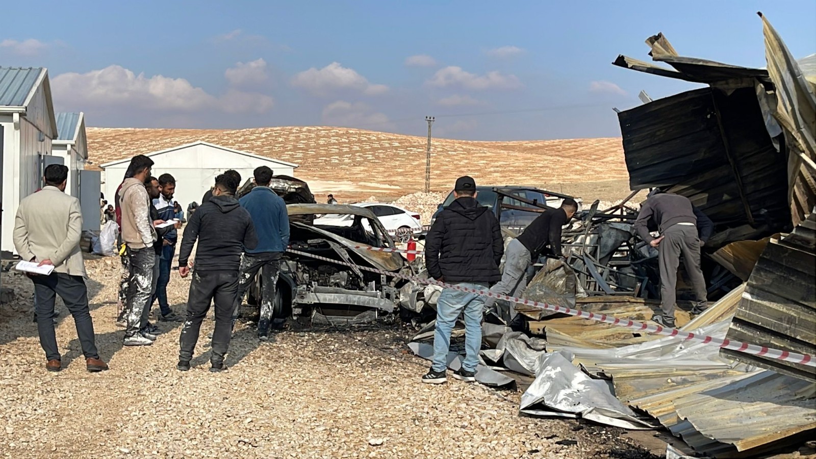 Göbeklitepe TOKİ şantiye alanında 1 konteyner ile 4 araç yandı