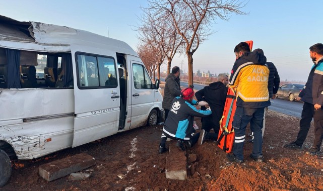 Minibüs ağaca çarptı: 7 yaralı