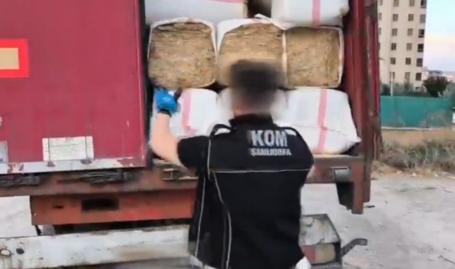 Şanlıurfa'da saman çuvallarından kaçak sigara ve telefon çıktı: 2 tutuklama