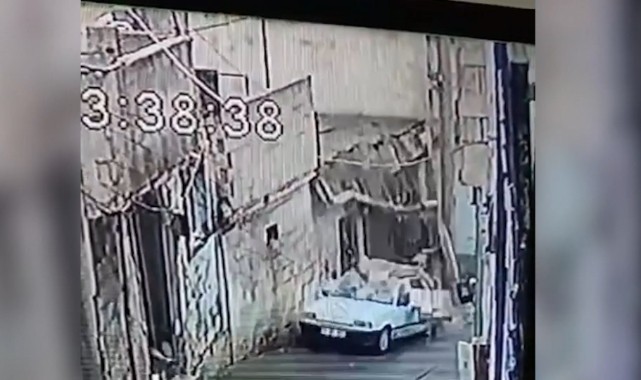 Şanlıurfa’da park halindeki otomobilin üzerine duvar çökmesi kamerada