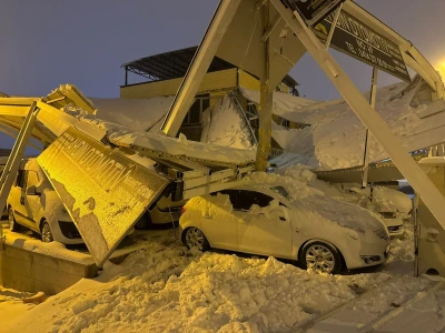 Şanlıurfa’da kar nedeniyle çatı ve tenteler çöktü, araçlar zarar gördü