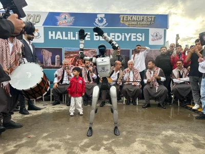 TEKNOFEST Robotu Sıra Gecesinde Mendil Sallayıp Göbek Attı