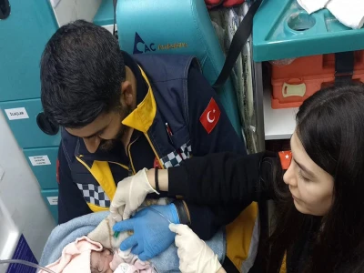 Ambulansta doğum: Genç kadın bebeğini yolda dünyaya getirdi
