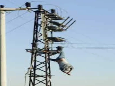 Şanlıurfa’da elektrik direğinde akıma kapılarak asılı kalan işçi yaralandı