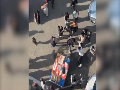 Şanlıurfa’da yol ortasında fırça ve sopalı kavga kamerada