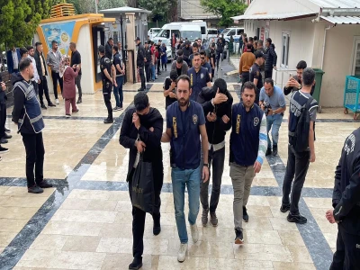 Şanlıurfa’da bahis şüphelileri adliyeye çıkarıldı: Yakınlarından “Korkmayın” tesellisi