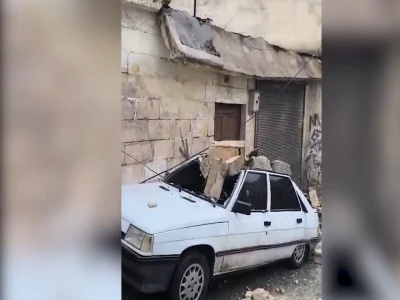 Şanlıurfa’da park halindeki otomobilin üzerine duvar çökmesi kamerada
